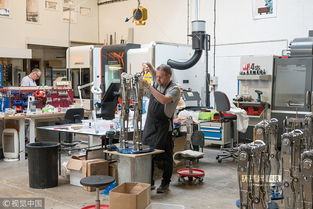 实拍英国机器人工厂 人形样貌机器人栩栩如生，揭秘智能机器人研发新篇章