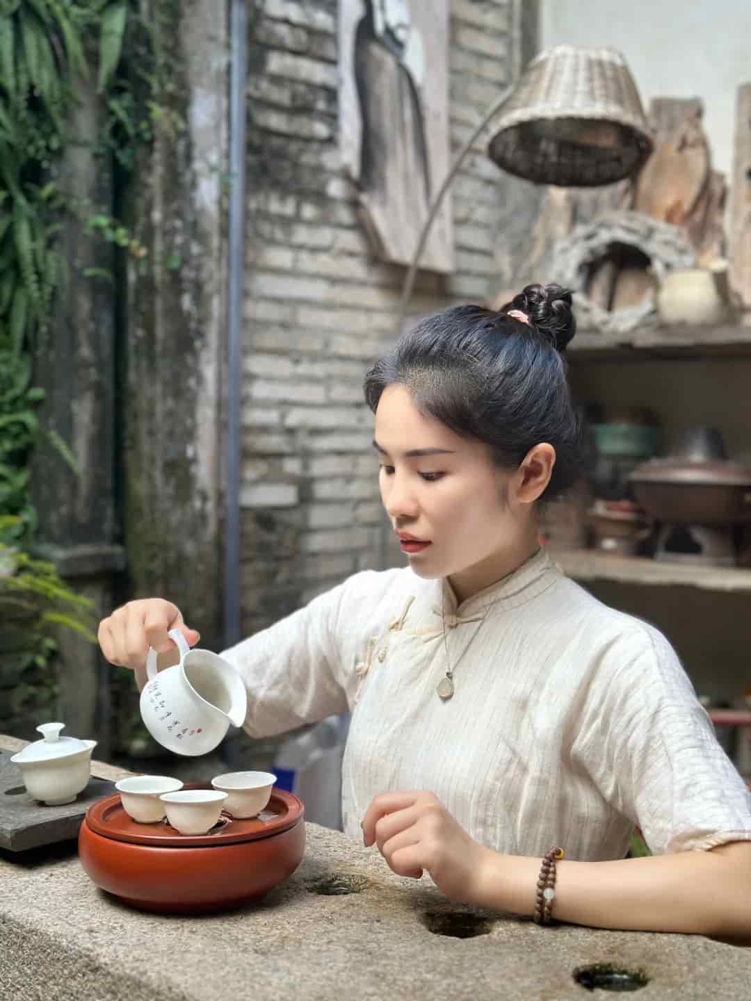 何晚她让你闻闻什么是祁门香