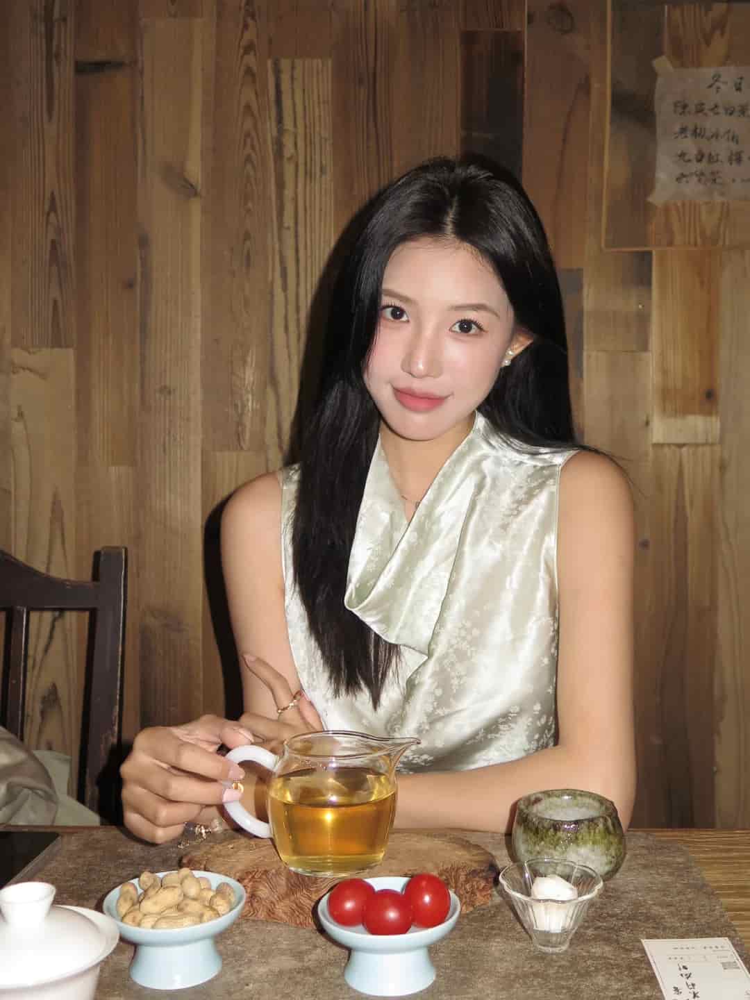 顾曼-她泡龙井只用玻璃杯