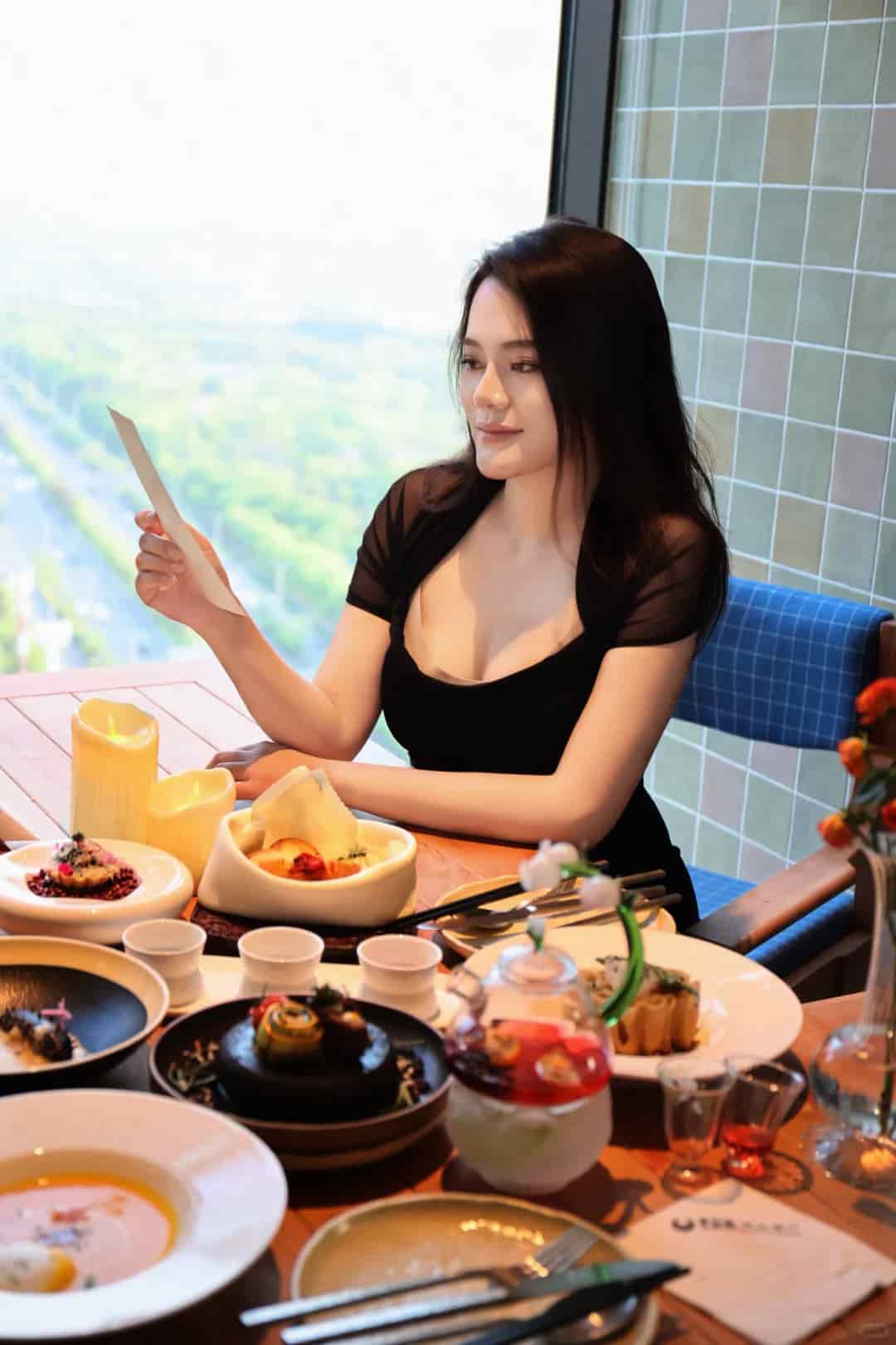 苏念,她用一壶铁观音让一桌陌生人成了朋友