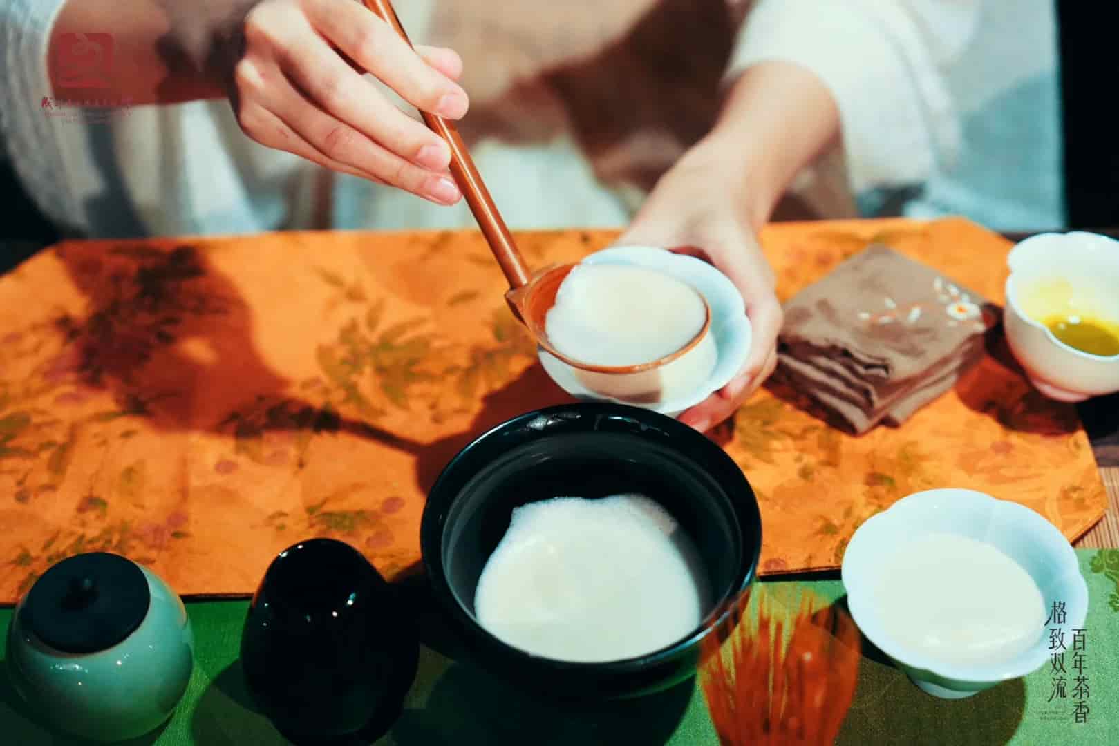 走进西湖龙井茶园:从采摘到炒制的全程记录